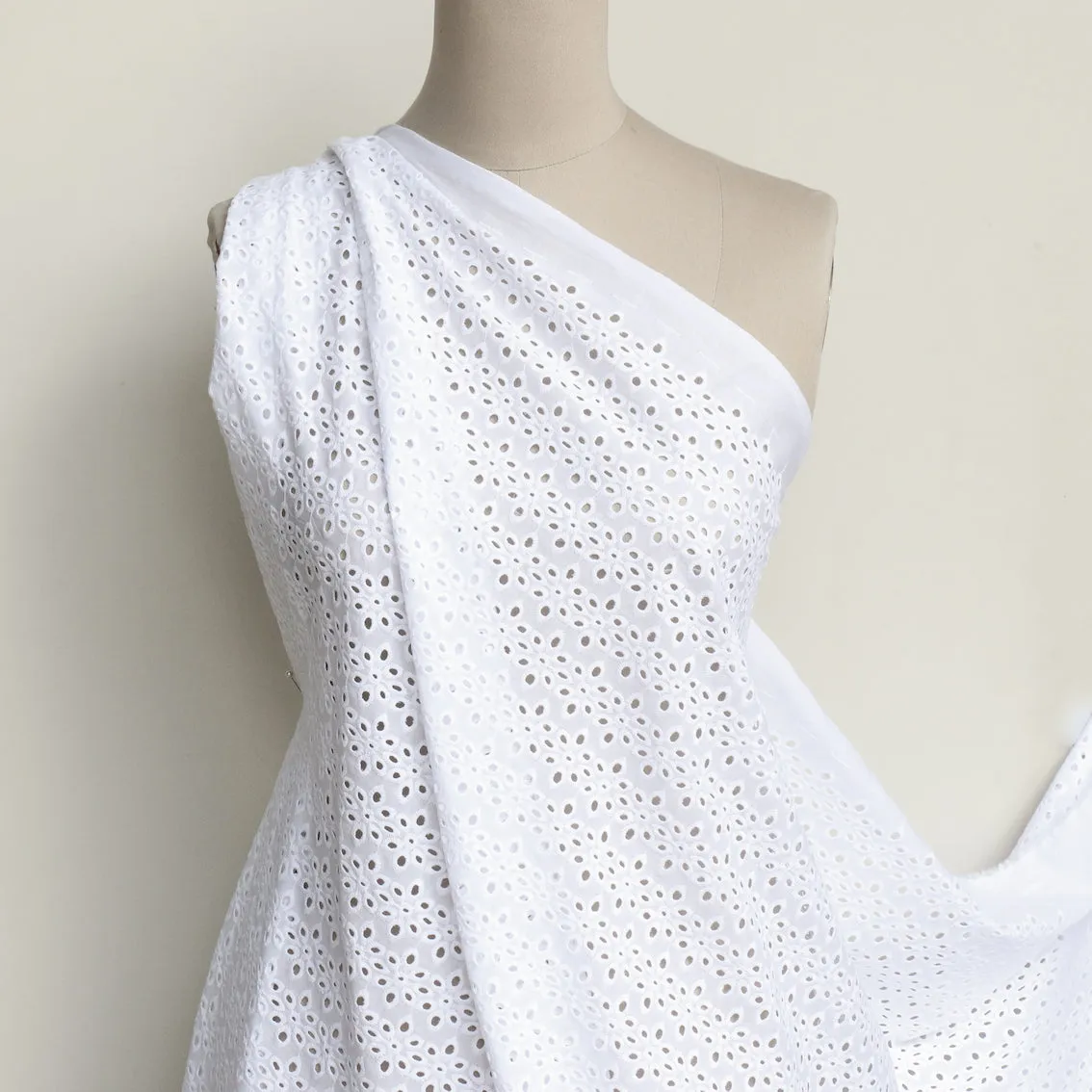 Annecy White - Broderie Anglaise